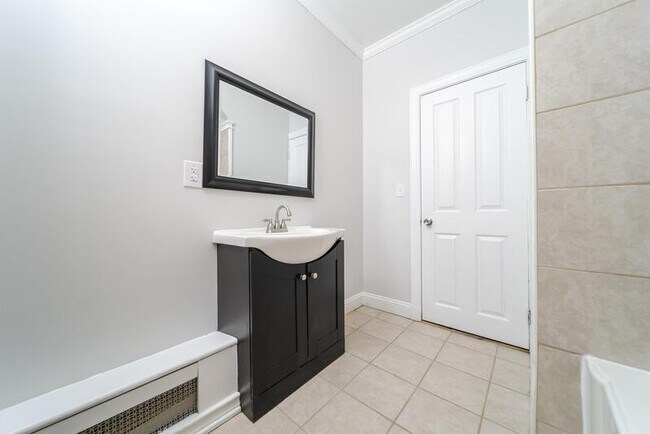 Building Photo - 11 Mann Ave