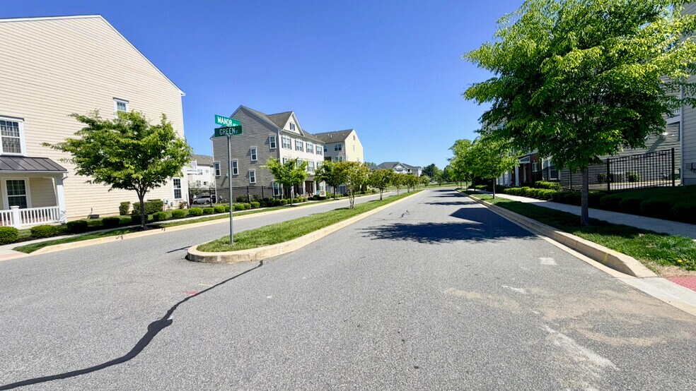 Wide streets - 3744 Green St