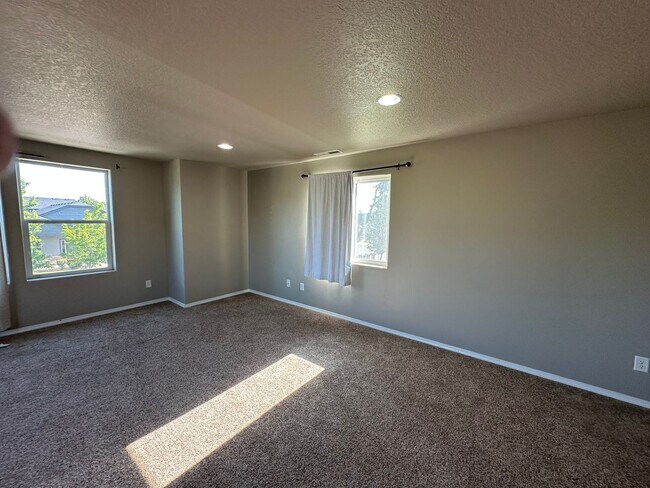 Building Photo - Newer Home In Northeast Albany! Nearly 2500 sq ft, 3 Bedrooms with 3 Baths