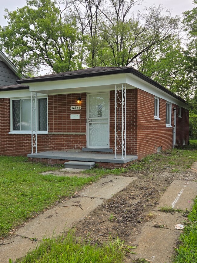 Primary Photo - 18954 Riverview St