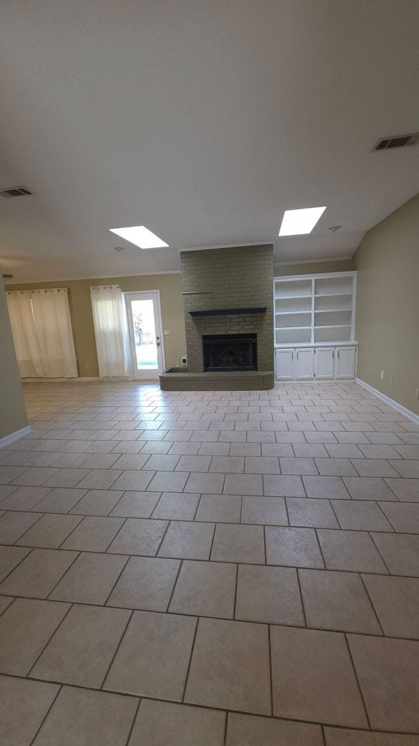 Building Photo - Wonderful Large 3 Bedroom Home