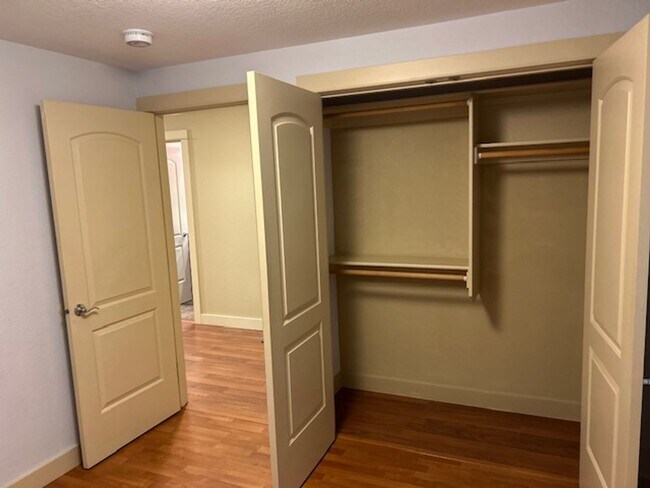 Building Photo - Burnt Bridge Creek 4 bedroom- Single Level