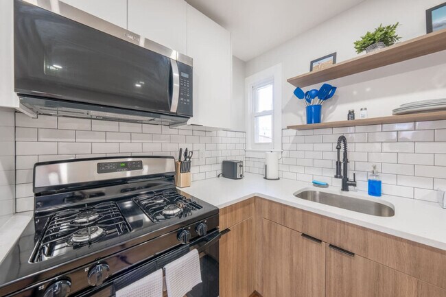 Building Photo - 33 Adams St