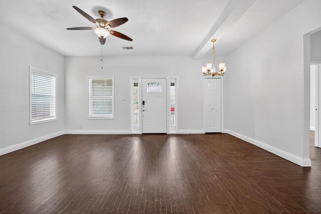 Building Photo - 806 E 3rd St