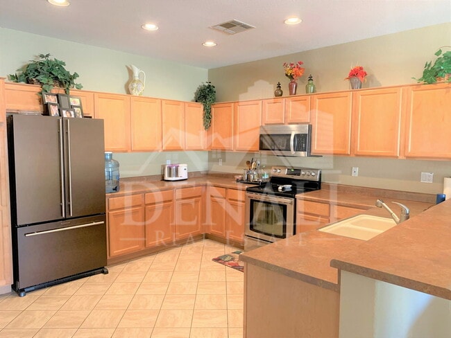 Building Photo - 706 N Tangerine Dr