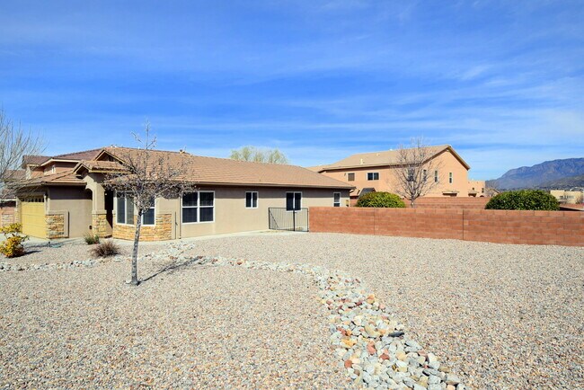 Building Photo - Amazing 3 Bedroom Home Near KAFB!
