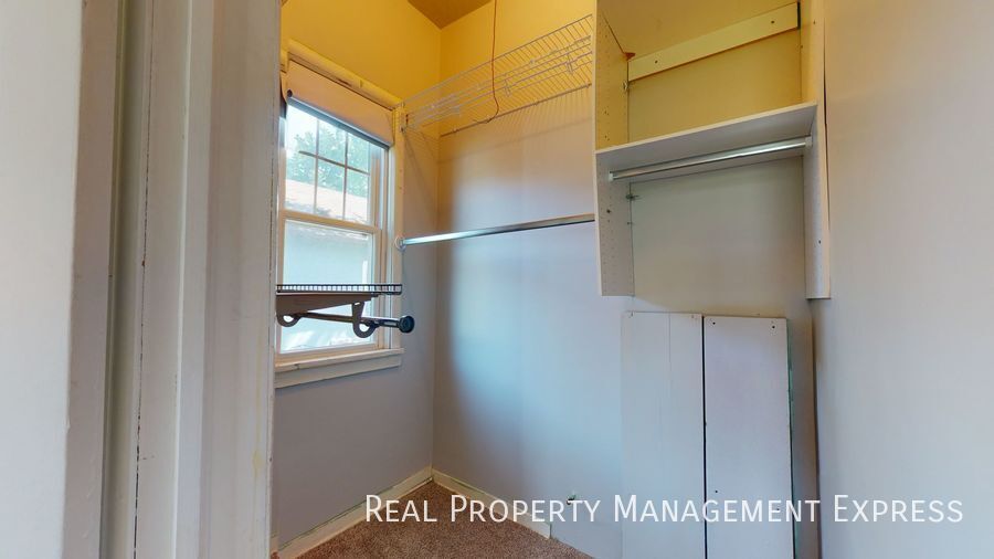 Building Photo - Renovated 2 Bedroom 1 Bathroom Home w/ Sin...