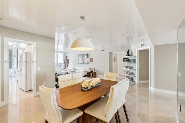 Building Photo - 16711 Collins Ave