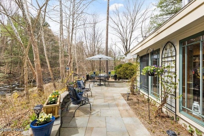 Building Photo - 144 Sawkill Ave