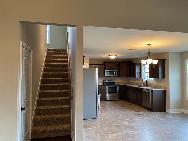 Building Photo - Beautiful 3 bed 2 bath home with Bonus room! Close to shopping and Ft. Campbell.