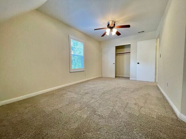 Building Photo - Sweet Remodeled 2 bedroom 1.5 Bath Stand-A...