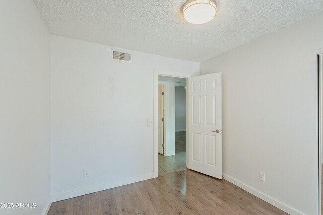 Building Photo - 2124 E 10th St