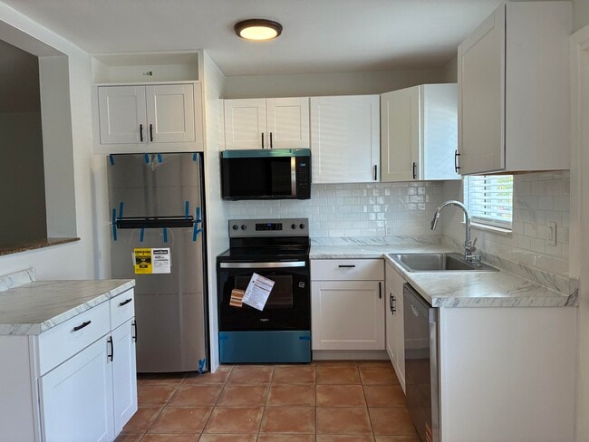 Building Photo - 130 S Lakeside Dr