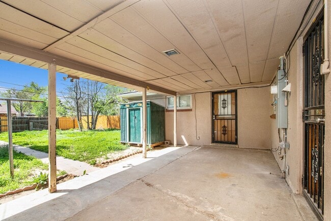 Building Photo - Beautifully remodelled 4 Bedroom home - Sh...