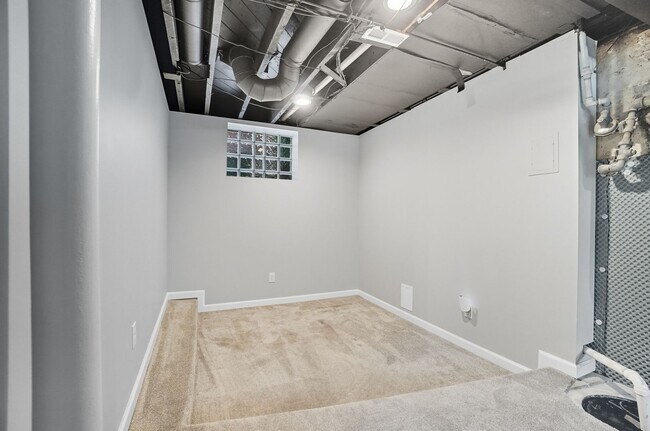 Building Photo - 6 Bed/3 Bath Remodeled Hyde Park Home w/Ce...