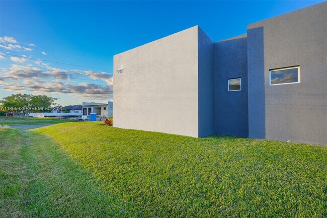 Building Photo - 5 SW 26th Pl