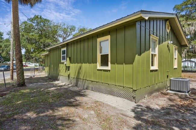 Building Photo - 2113 Silver Lake Dr