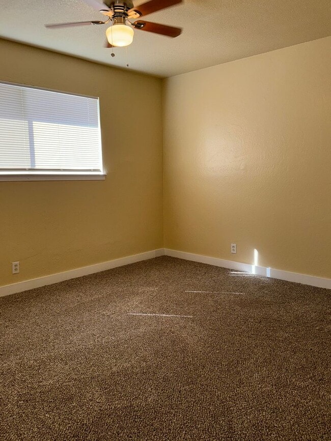 Building Photo - Cute 2 Bedroom