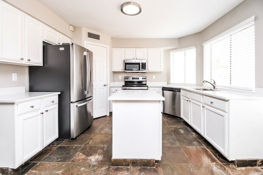 Building Photo - 927 E Glenmere Dr