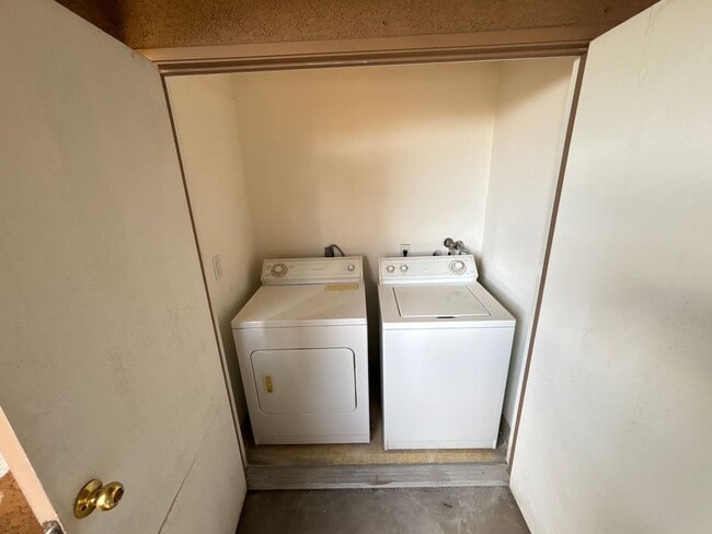 Building Photo - Cozy 1Bed/1Bath 2nd floor Condo in Henderson!