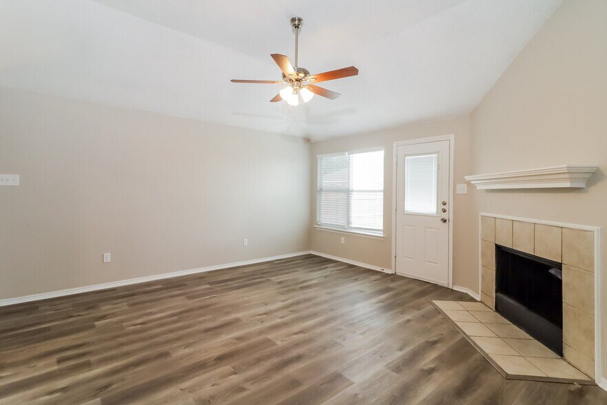 Building Photo - 709 Cumberland Dr