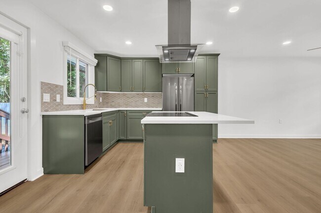 Building Photo - Newly Renovated Beauty!