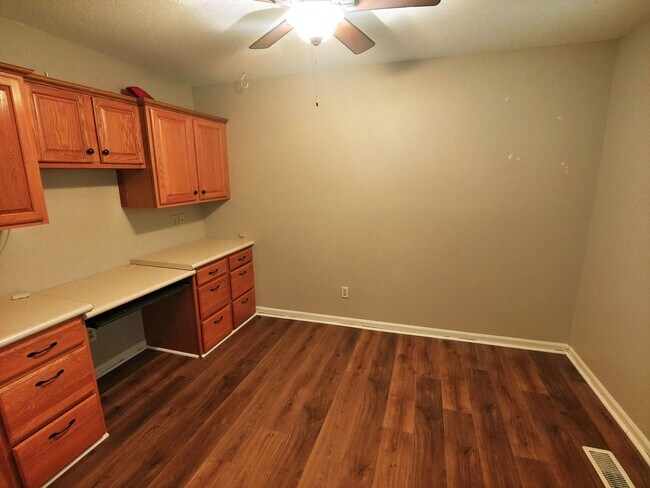 Building Photo - 8 Hickory Ln