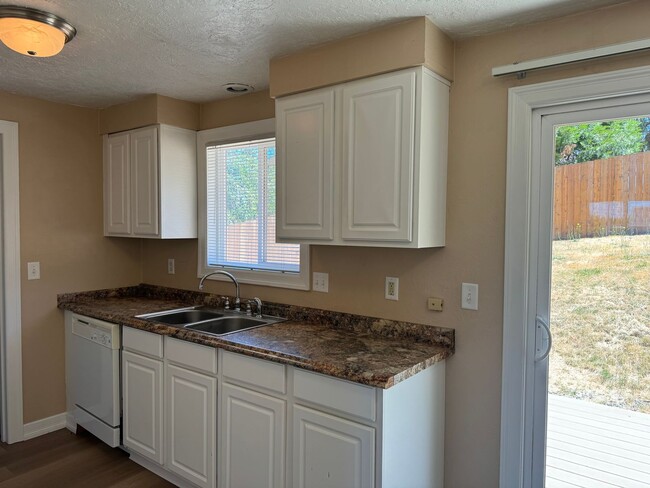 Building Photo - 2 bedroom 1.5 bath duplex in Thurston!