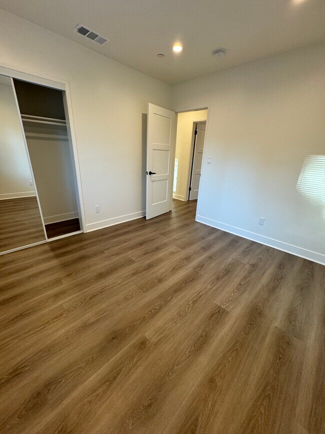 Building Photo - 10434 Baird Ave