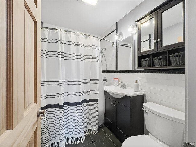 Building Photo - 429 Lionel Ave