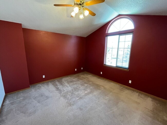 Building Photo - Large 3 Bed/2.5 Bath Located in Providence Neighborhood
