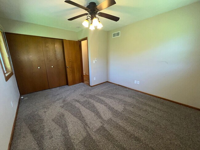 Building Photo - Spacious 3-bed, 2-bath Single Family Home!