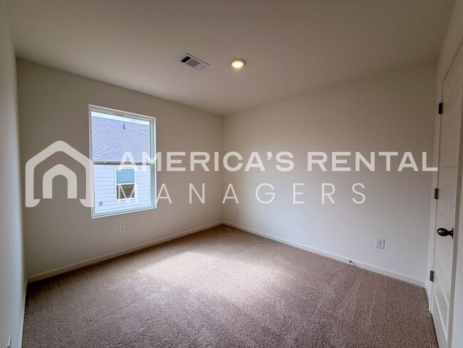 Building Photo - Available NOW! Spacious 5-Bedroom Single Level Home!