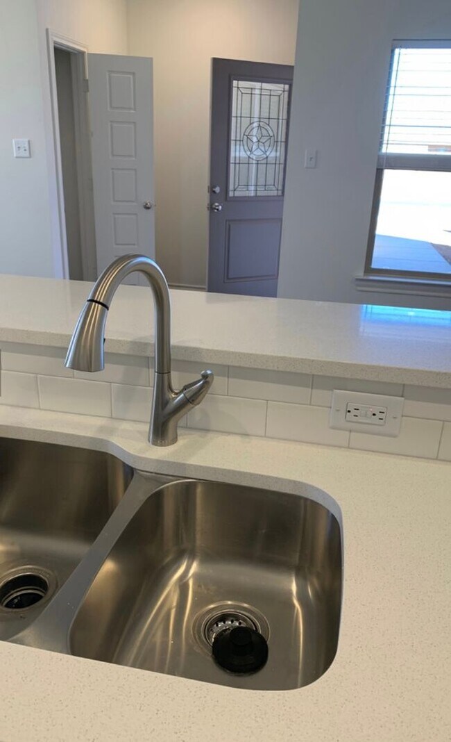 Building Photo - Brand new open concept quartz countertops