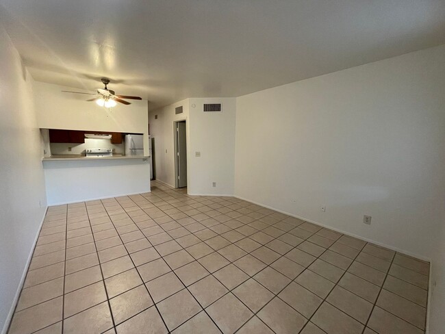 Building Photo - Large 1 Bedroom 1 Bath Condo!