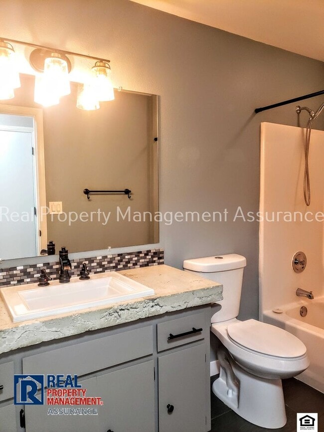 Building Photo - 1400 NE 14th Ave