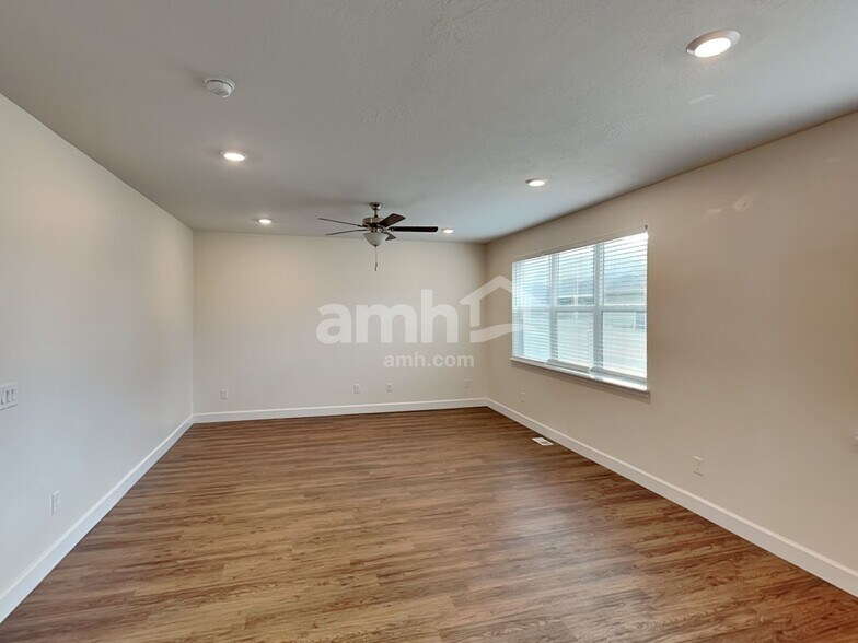 Building Photo - 2402 E Tumbleweed Rd