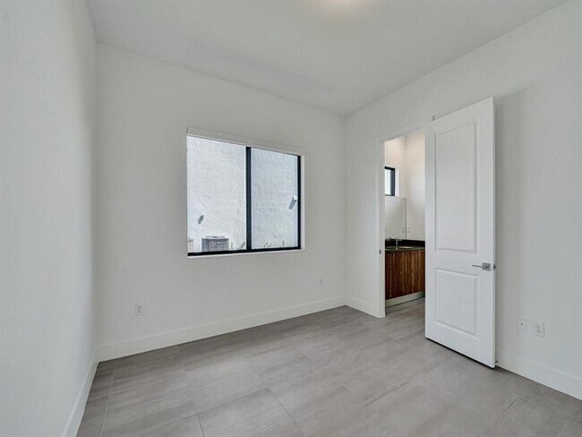 Building Photo - 5736 SW 104th Terrace