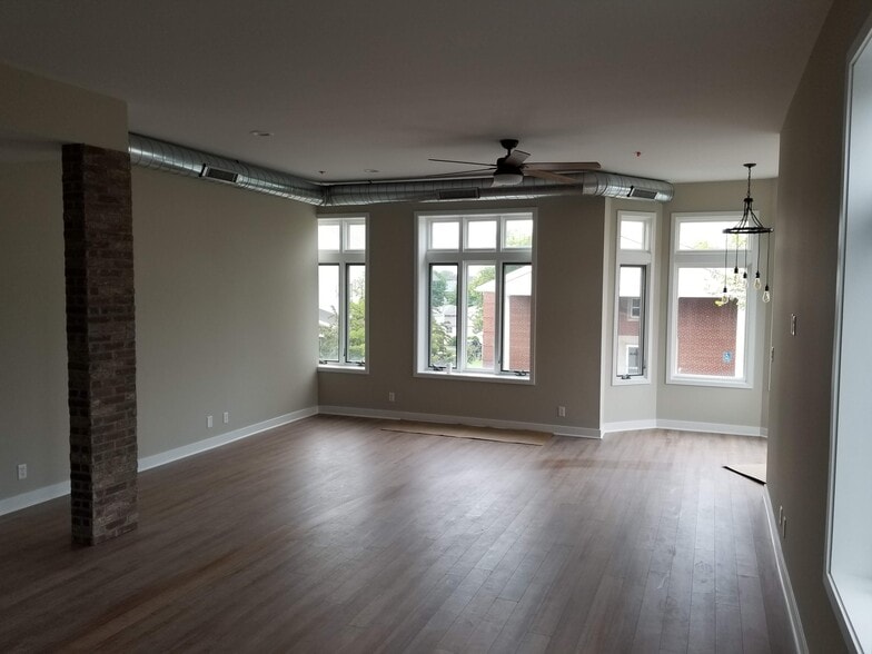 Building Photo - 1548 119th St