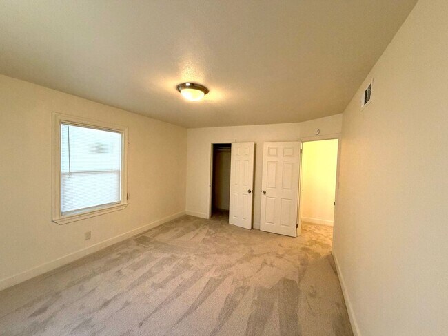 Building Photo - 877 Eleanor Ave