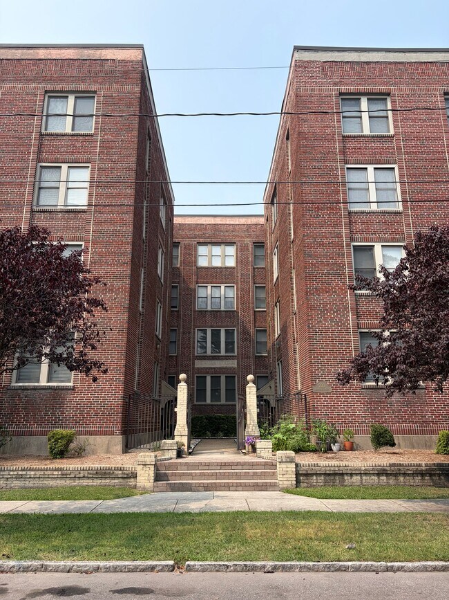 Building Photo - 200 W 31st St