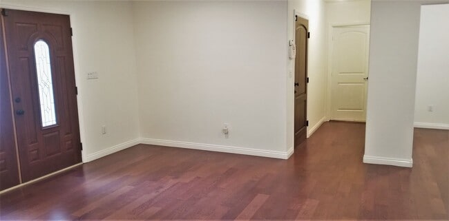 Building Photo - Amazing 2-Story 4 Bdr 3 Bath Family Home i...