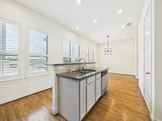 Building Photo - 11025 Sherwood Grv