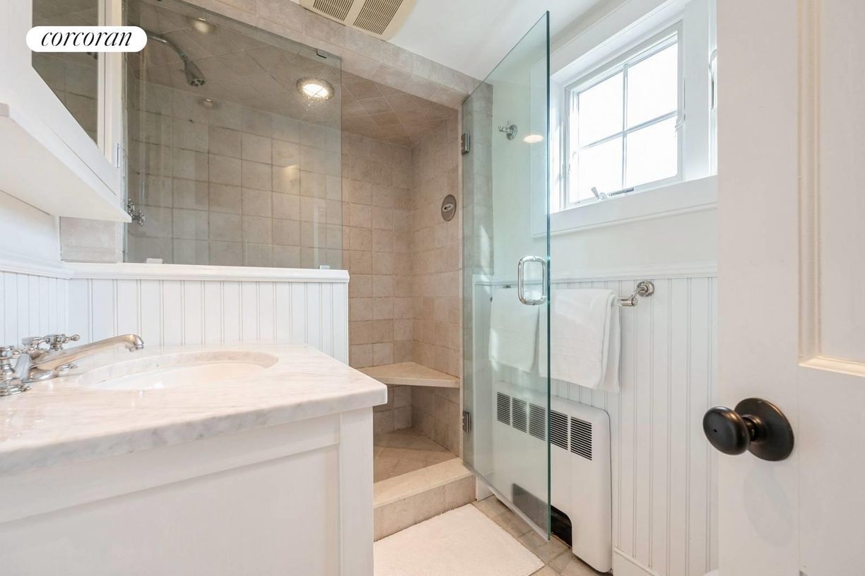 Building Photo - 70 Miller Ln E