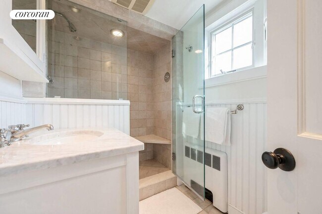 Building Photo - 70 Miller Ln E