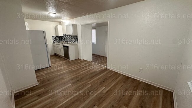 Building Photo - $1000 - 3 bed 1 bath - Single Family Home