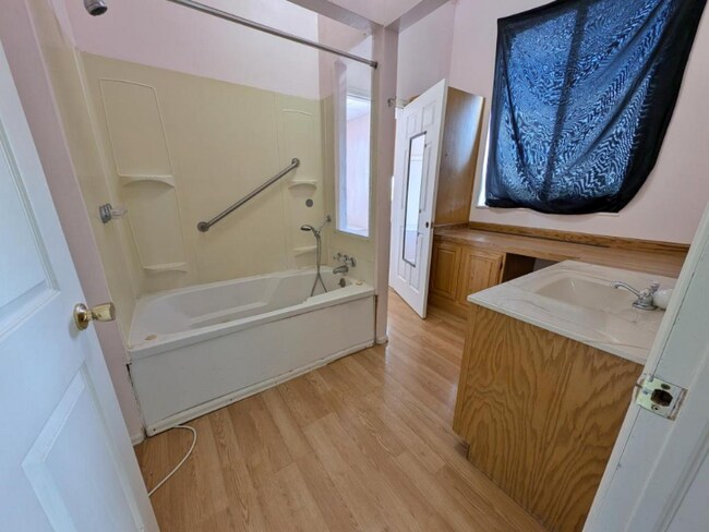 Building Photo - 406 W 4th Ave