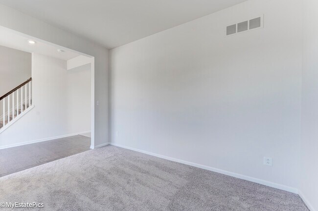 Building Photo - 2780 Riverview Ln