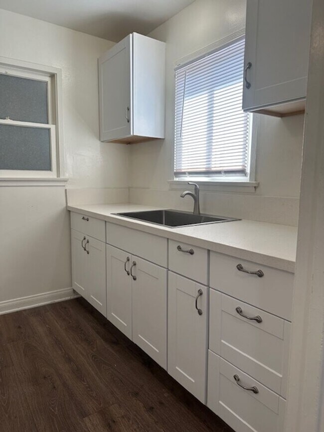 Building Photo - Bald