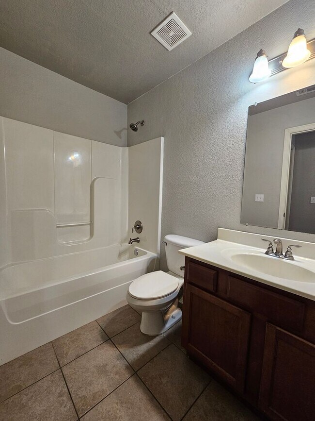 Building Photo - Quaint 3BR/2BA home close to UofA with large fenced yard! Low maintenance vinyl plank flooring!